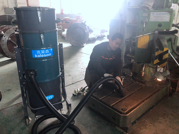 克萊森工業(yè)吸塵器正在工廠吸粉塵工作